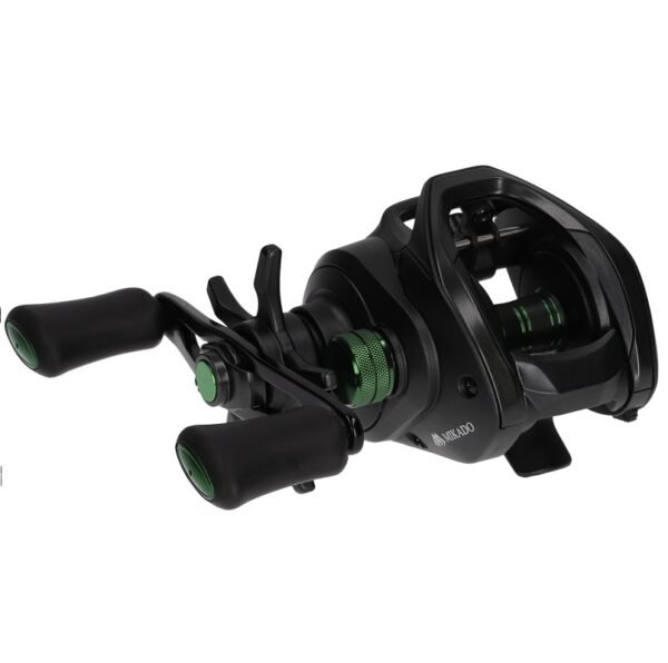 The Mikado Multiplikator Jaws 151 LH is a modern multiplier reel, engineered for precision and efficiency. Its lightweight spool allows for smooth casting of lures as light as 6 grams.