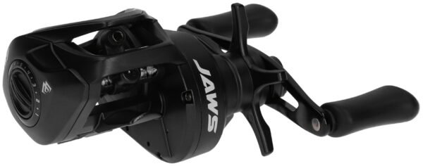 The Mikado Multiplikator Jaws 151 LH is a modern multiplier reel, engineered for precision and efficiency. Its lightweight spool allows for smooth casting of lures as light as 6 grams.