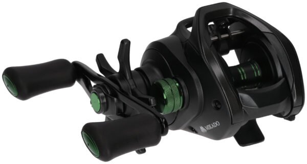 The Mikado Multiplikator Jaws 151 LH is a modern multiplier reel, engineered for precision and efficiency. Its lightweight spool allows for smooth casting of lures as light as 6 grams.