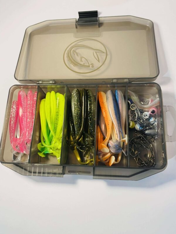 The CapGear Tacklebox FULL is a must-have for every spinning angler. Featuring 76 essential fishing items, it includes soft baits, hooks, and jig heads.
